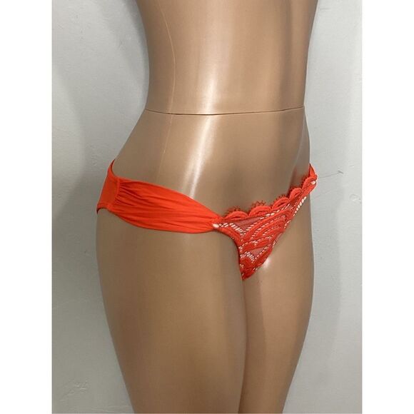 New. Pilyq lace fanned full bikini bottom. Medium - Picture 4 of 8